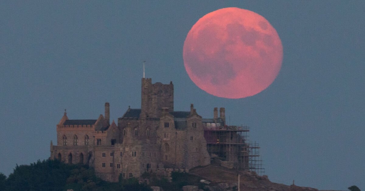 Точное время появления Strawberry Moon в Великобритании, поскольку 18-летний рекорд будет побит