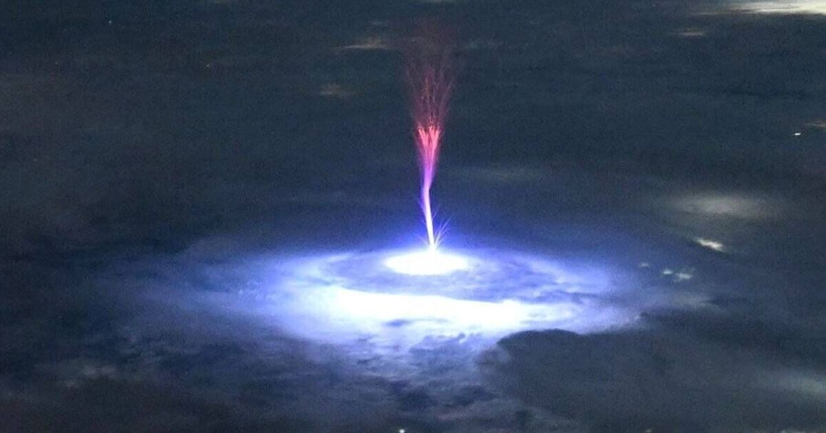 NASA astronaut captures incredible electricity burst over Earth