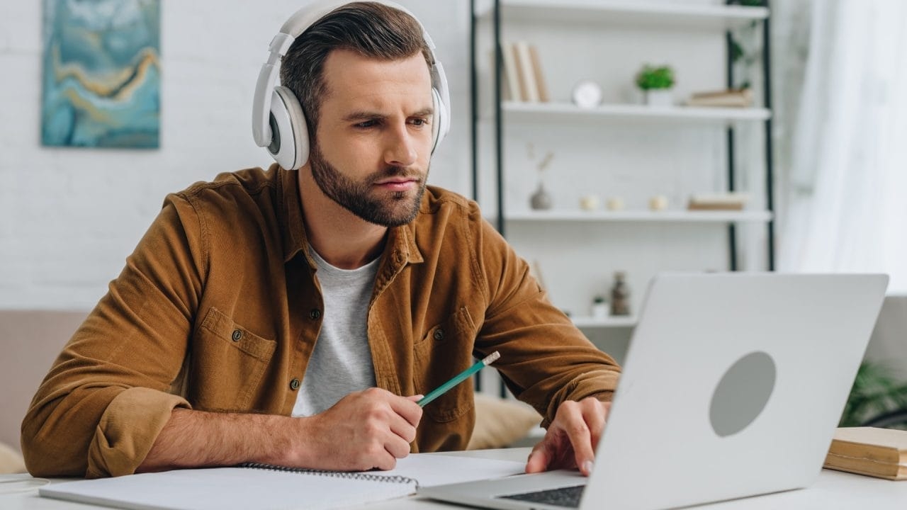 Geef je carrière een boost in mei: gratis online cursussen met certificaten in belangrijke vaardigheden