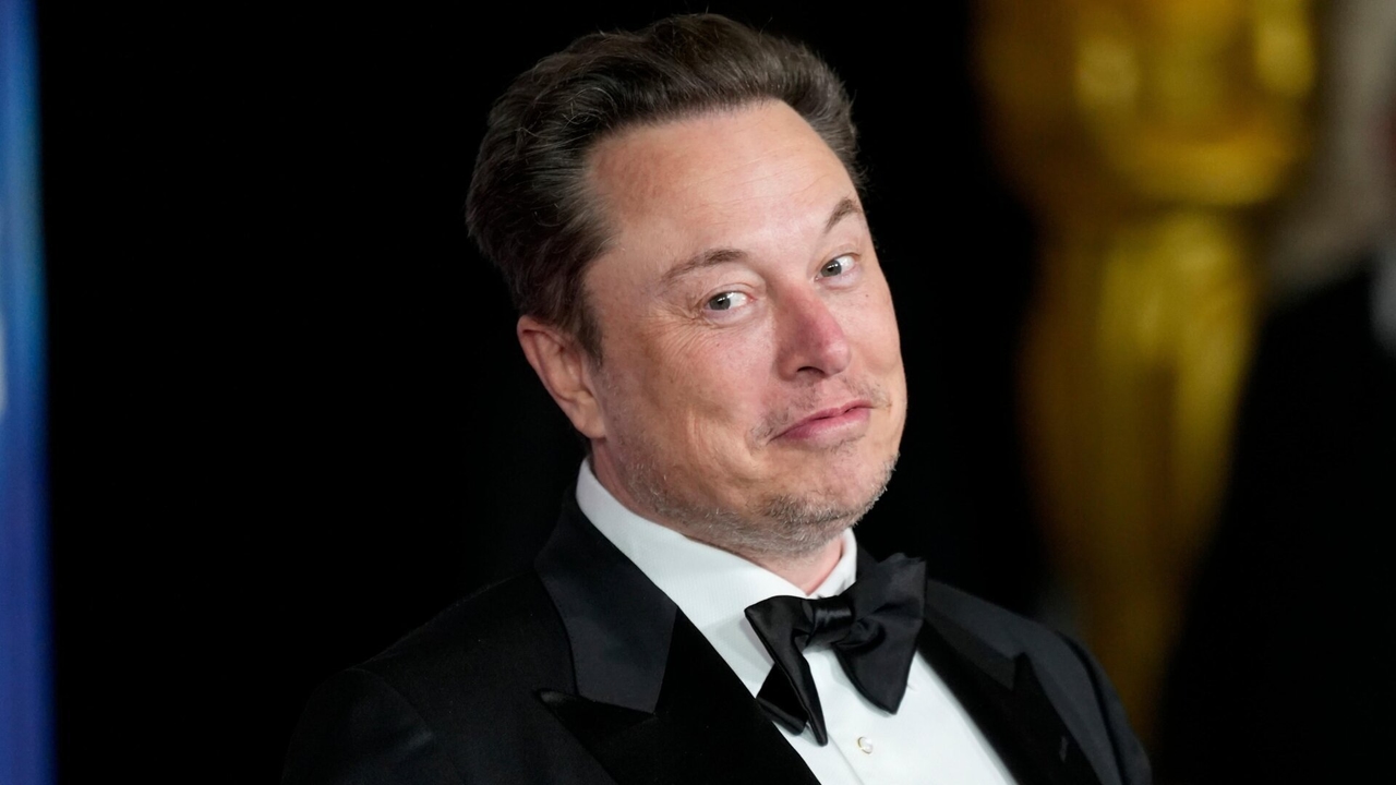 La IA “mejorada” de Elon Musk está difundiendo propaganda antisemita