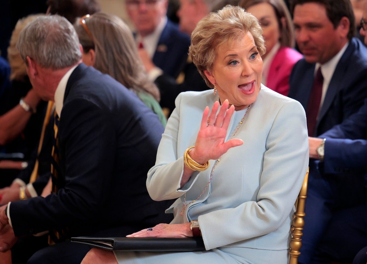 Las universidades pueden realizar investigaciones siempre que estén en sintonía con la administración Trump, afirma el secretario de Educación.