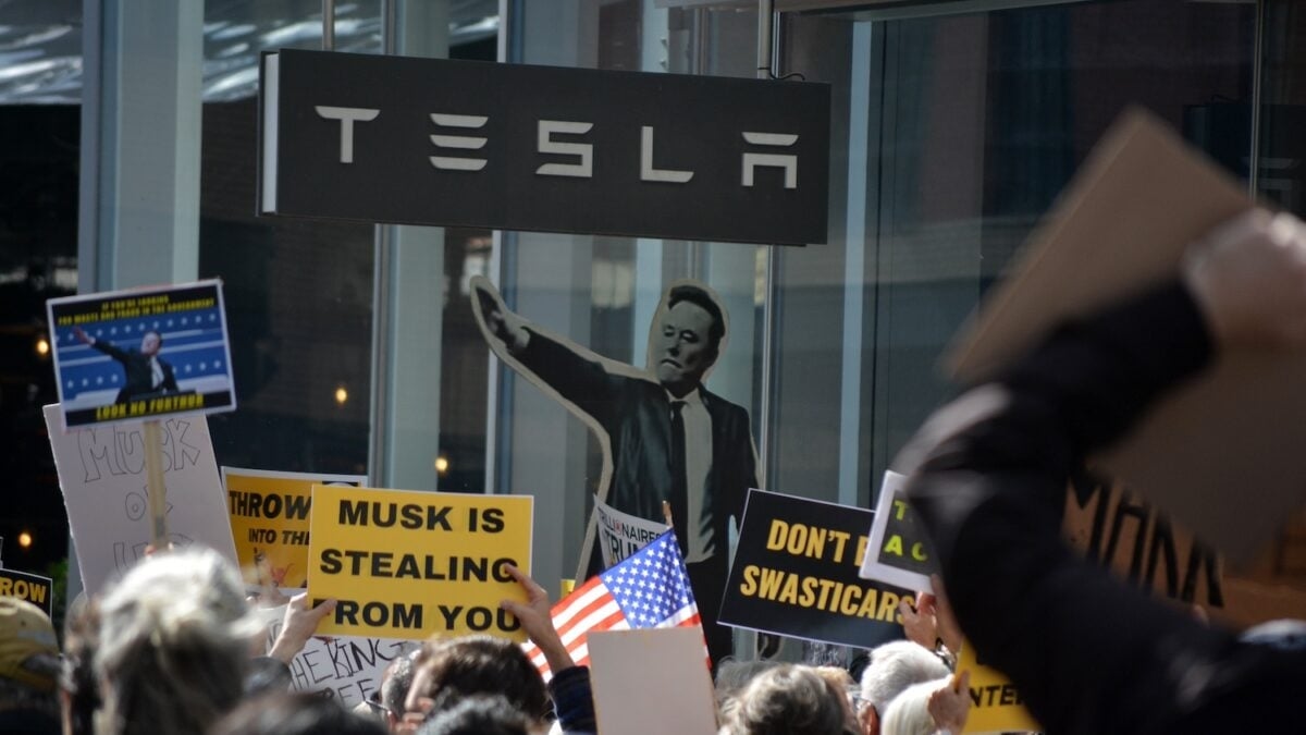 Sprzedaż Tesli w niektórych krajach spadła w zeszłym miesiącu o prawie 90 procent