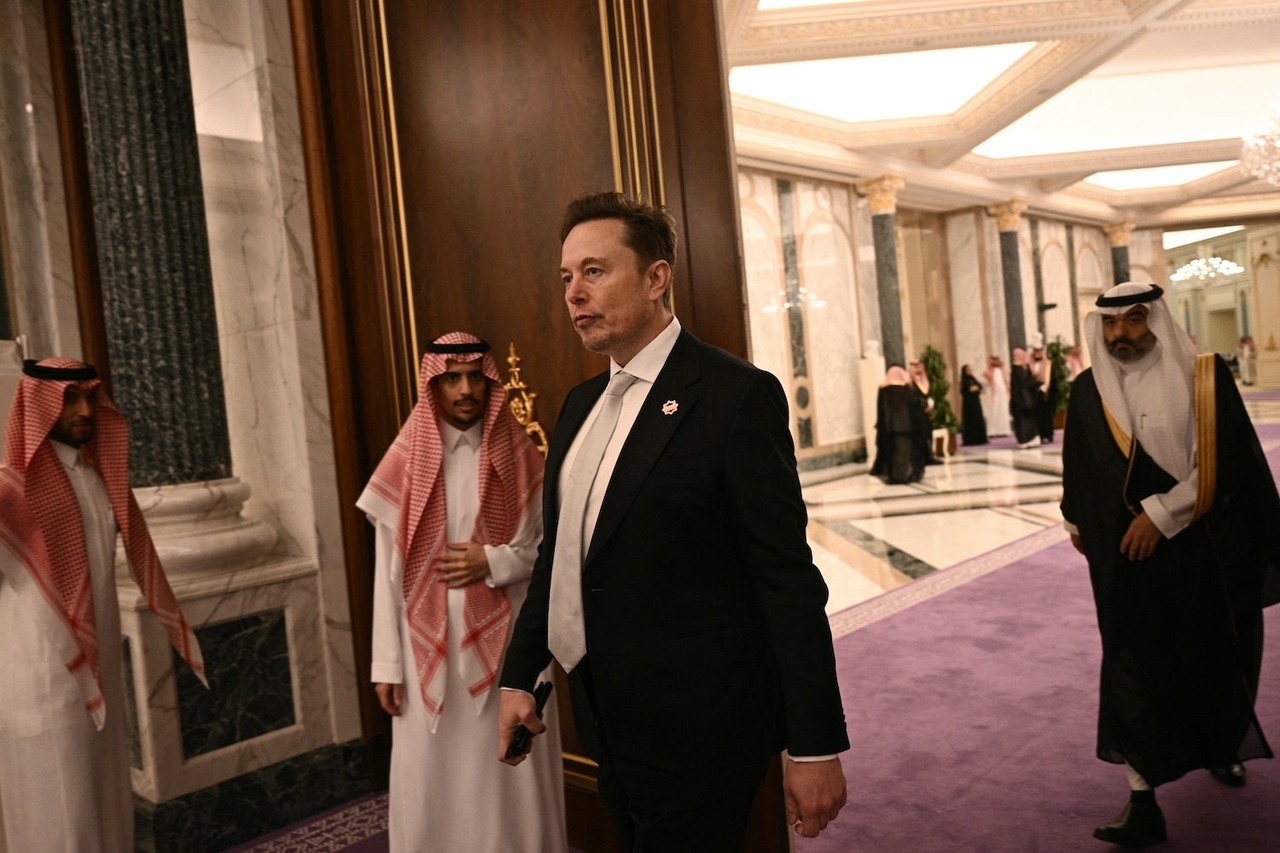 Elon Musk Brings Starlink to Saudi Arabia as U.S. Oligarchs Join Trump in Middle East