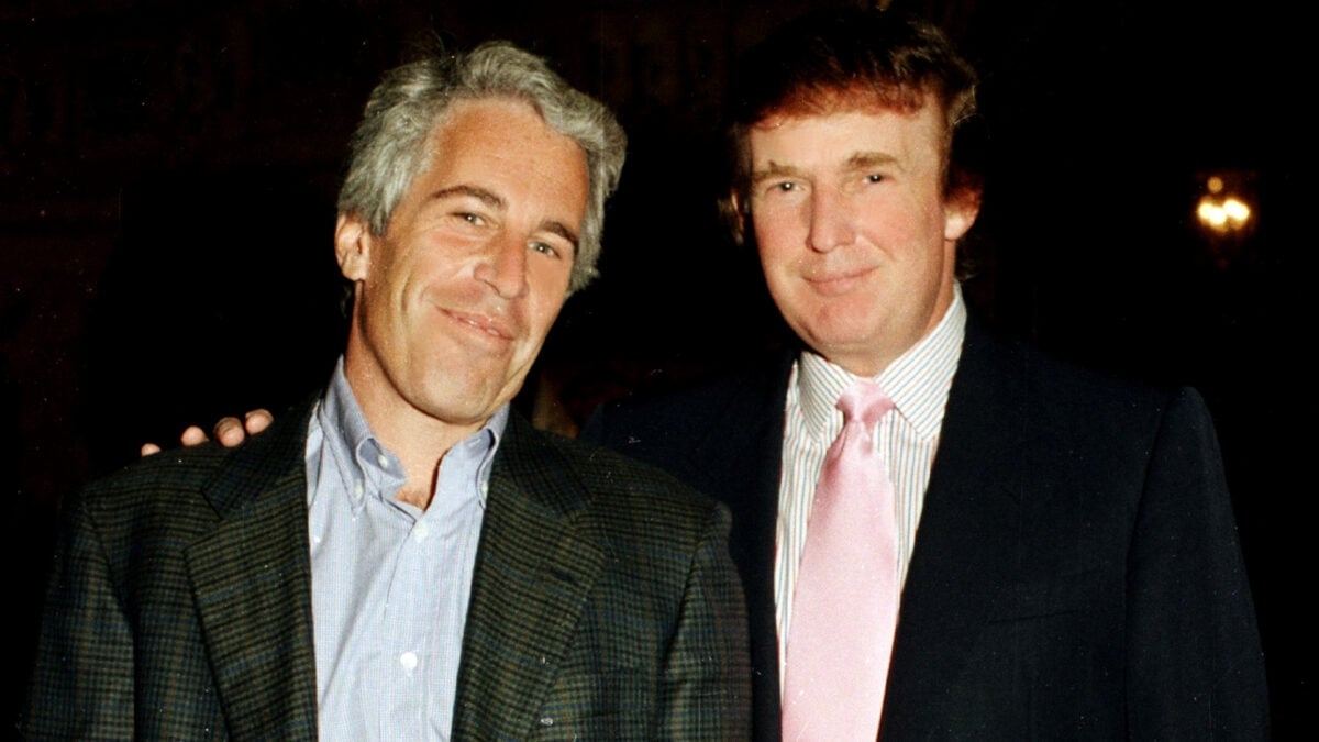 Alex Jones behauptet, Trump-Beamte hätten ihn gebeten, nicht mehr über Jeffrey Epstein zu sprechen