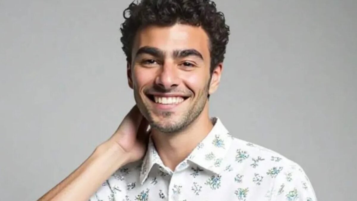 Shein utiliza a Luigi Mangione, probablemente generado por IA, para modelar camisetas.