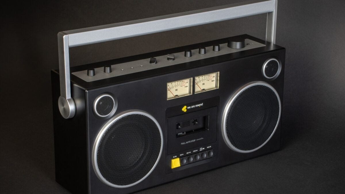 Genial, ahora necesito un radiocasete de última generación que reproduzca cintas de casete.
