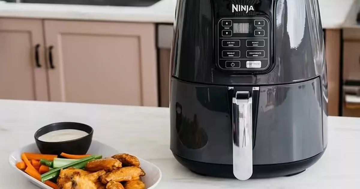 La freidora de aire "compacta" de Ninja, que según los compradores ayuda a "reducir las facturas de electricidad", ya está a la venta