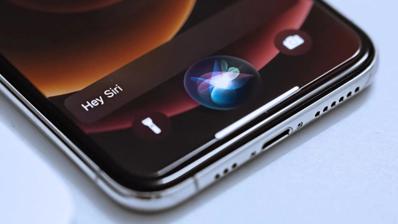 Siri perde contro l'Europa: le normative UE costringono Apple a consentirne la sostituzione con un altro assistente vocale.