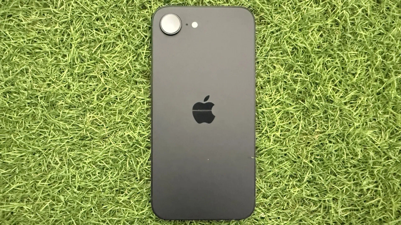 Il significato nascosto del piccolo foro accanto alla fotocamera dell'iPhone