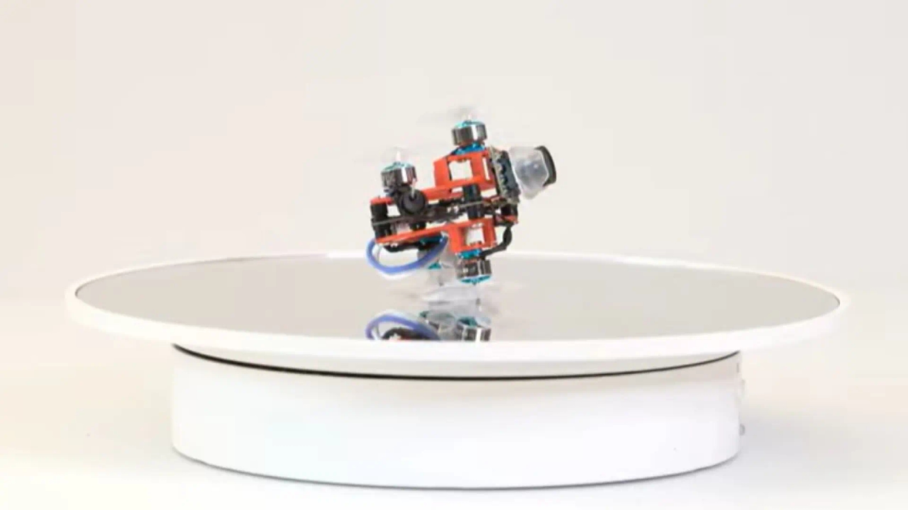 Il drone più piccolo del mondo è reale: ha le dimensioni di una patatina e vola con precisione.