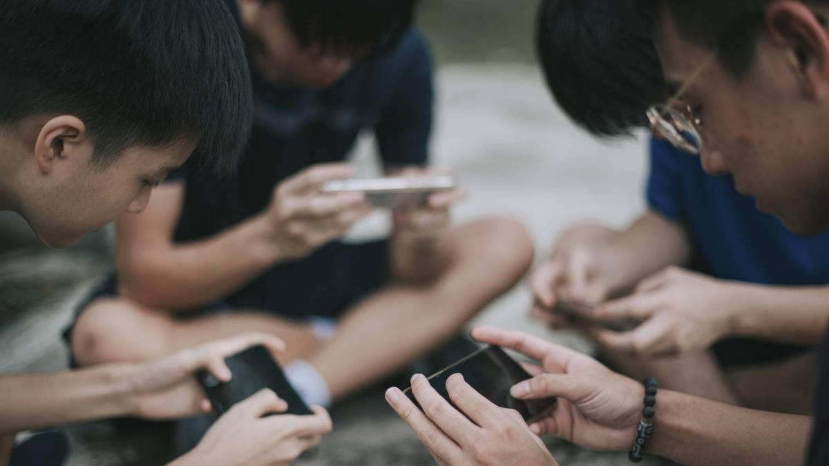 Raport ujawnia, jak dzieci korzystają z internetu w Kolumbii: sztuczna inteligencja, memy i gry wideo