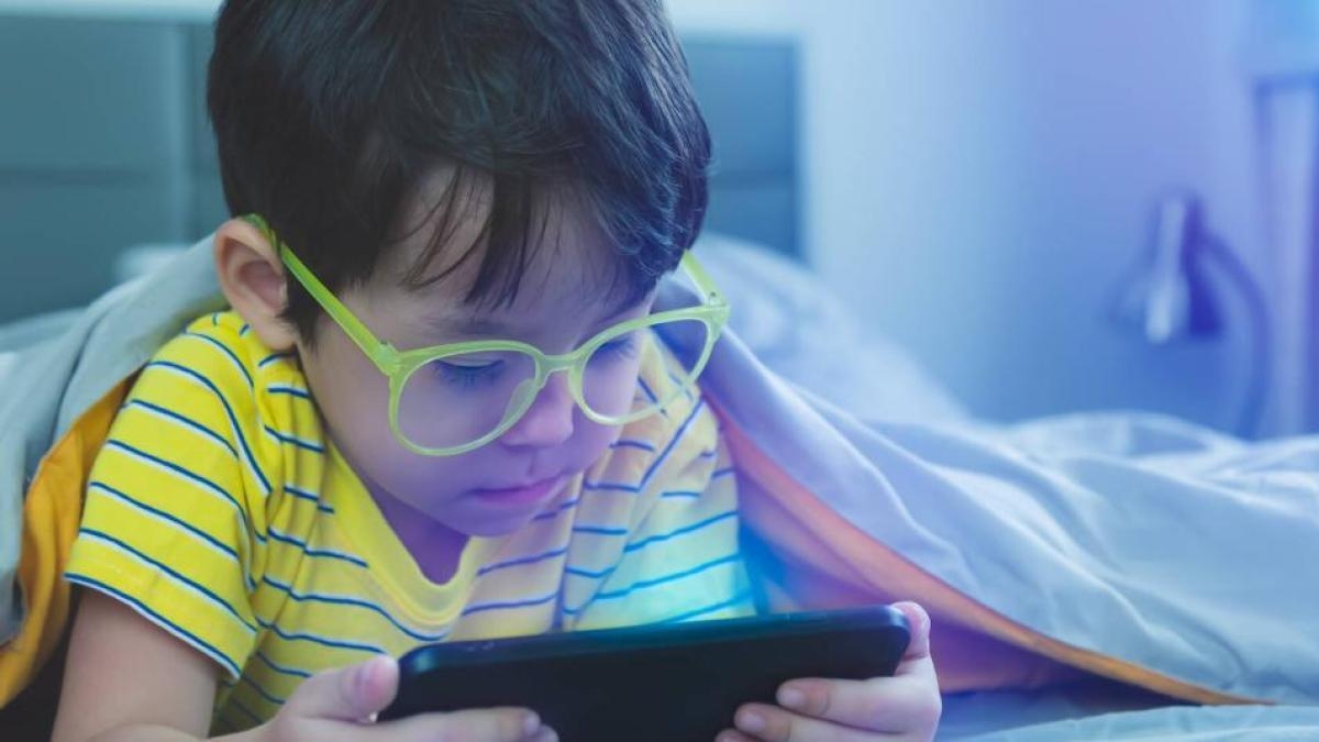 Kinder, Fernsehen und Bildschirme: Fehlende Regulierung / Analyse des Multimedia-Redakteurs