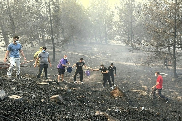 Un incendio paraliza el tráfico marítimo en el estrecho de los Dardanelos de Turquía