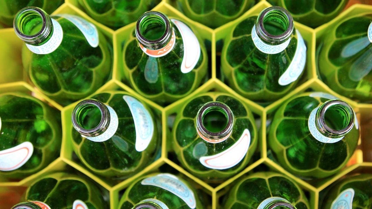 Glazen flessen kunnen meer microplastics bevatten