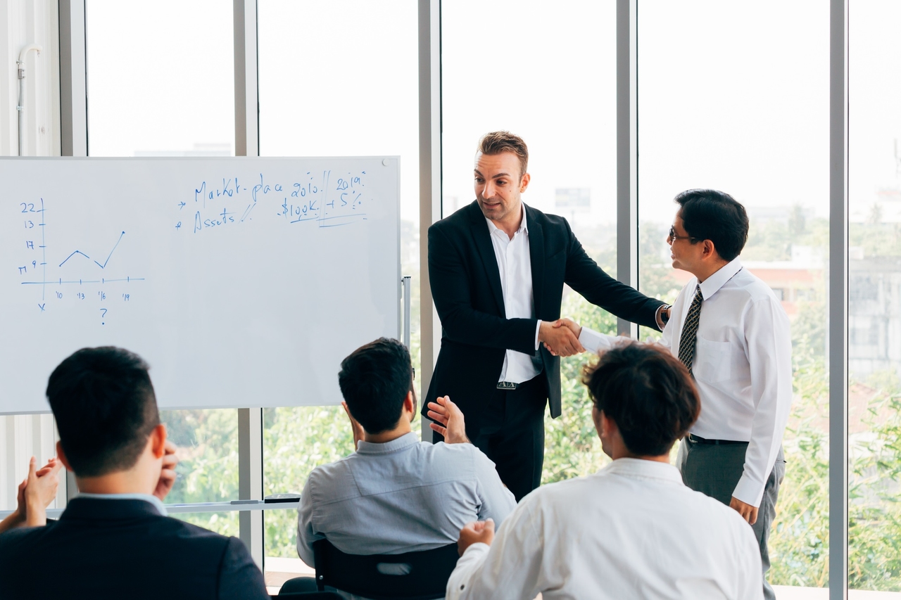 7 Essential Items for a New Hire Orientation Checklist