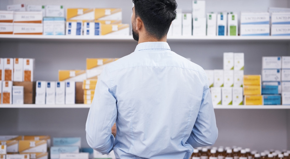 Überraschende Situation in der Apotheke: Erwachsener Sohn streicht Apothekerin die Arbeit
