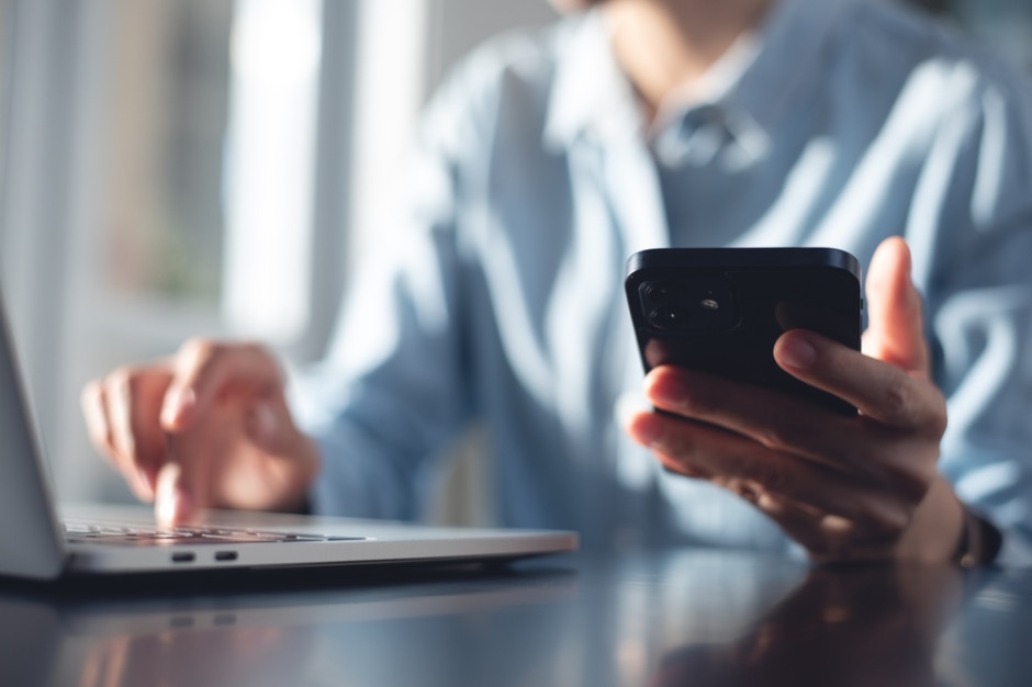 Brytyjczycy idą na starcie z Apple i Google. Gigant ostrzega Londyn