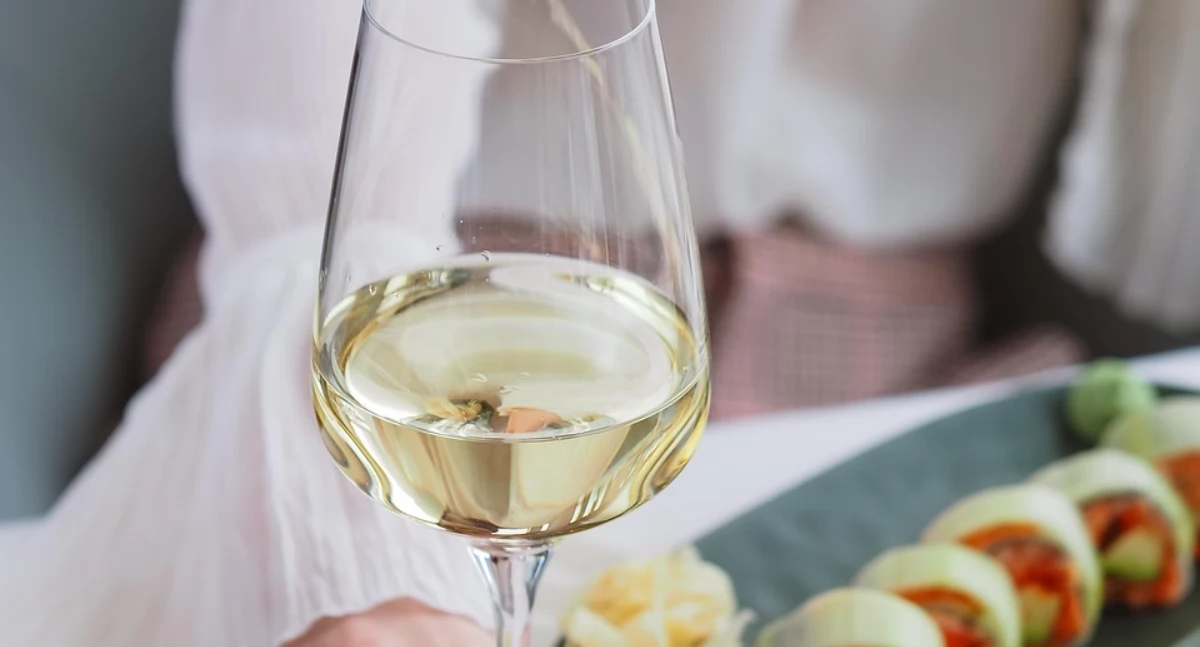 Un drink per rilassarsi. Le giovani polacche ricorrono più spesso all'alcol e raramente dicono di averne un problema.
