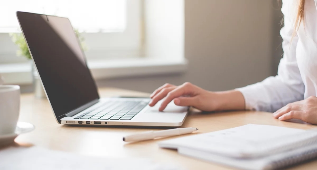 Ulusal Sağlık Fonu şubelerinde otizm spektrum bozukluğu olan bireyler için "Sessiz Saat" uygulaması. Salı günleri 14:00-15:00 saatleri arasında özel koşullar geçerlidir.