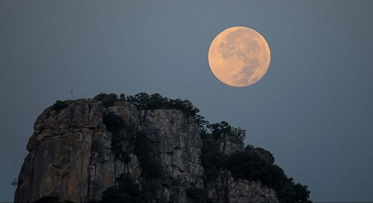 The Sturgeon Moon arrives on August 9th: the ultimate trick to photograph it with your phone and make it look like what you see.