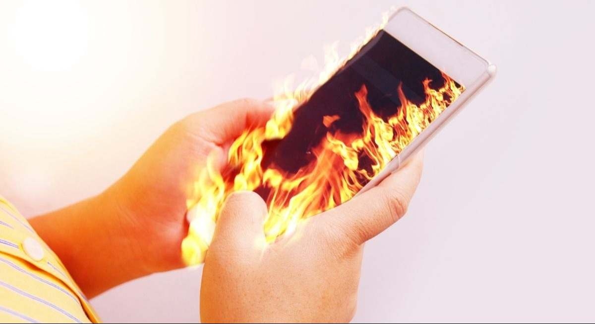L'errore che tutti commettono con il cellulare in estate e che potrebbe rovinarlo per sempre