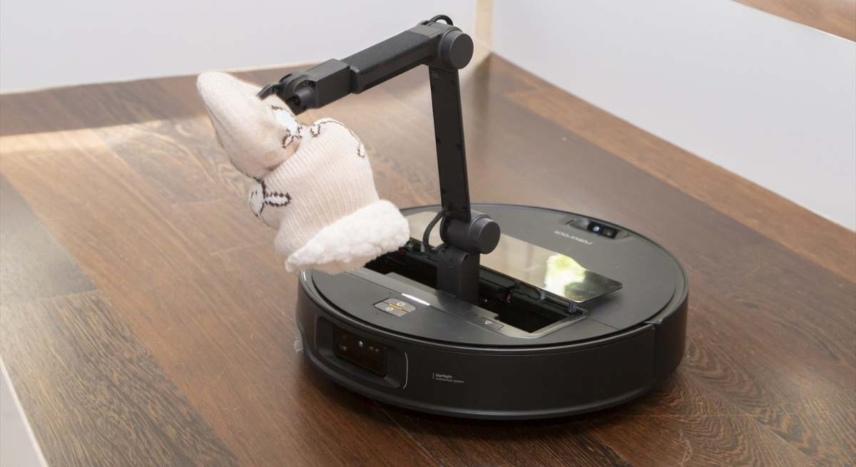 De nieuwe robotstofzuiger met slimme robotarm arriveert in Spanje: "Hij pakt doekjes, sokken en sandalen op en geeft je de mogelijkheid om je huisdier in de gaten te houden."