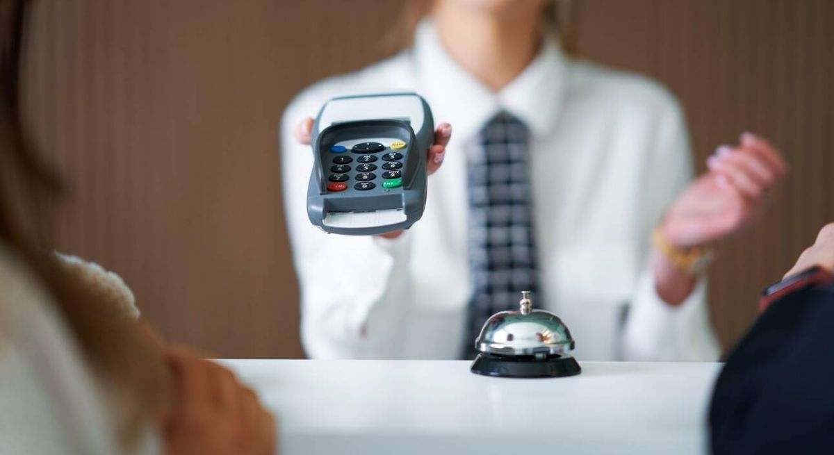 Detienen a dos turistas por intentar hacer un "sinpa" de 4.000 euros en un hotel con una transferencia falsa hecha con IA