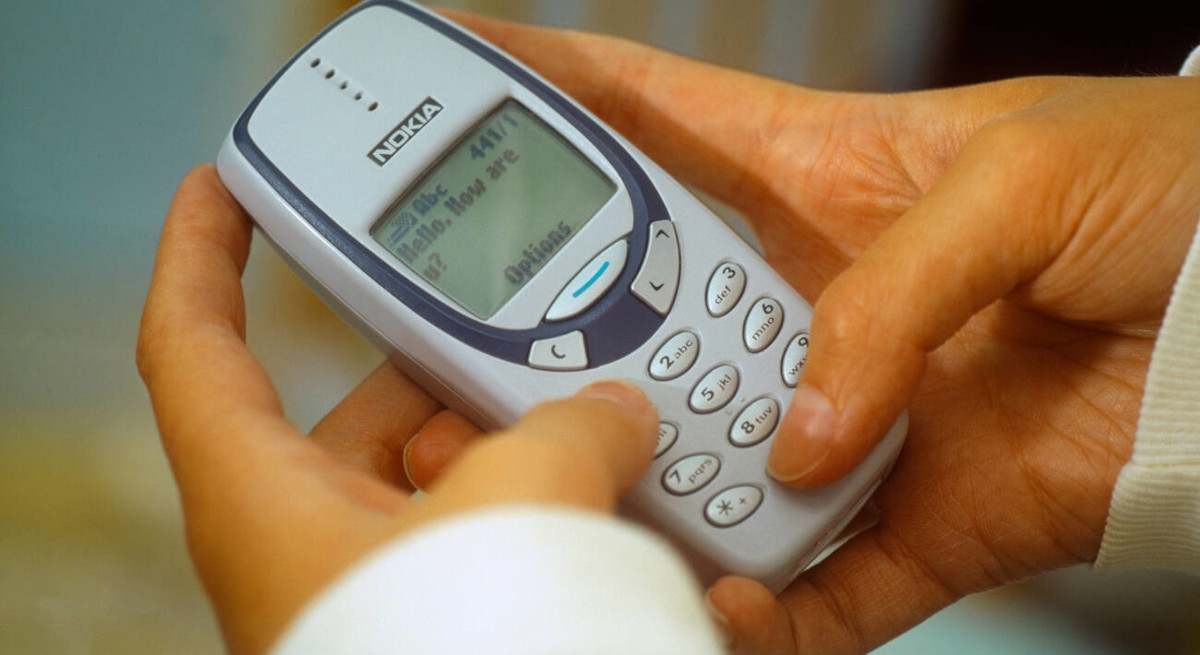 Eles colocaram a durabilidade do lendário Nokia 3310 à prova e o resultado deixou todos sem palavras.