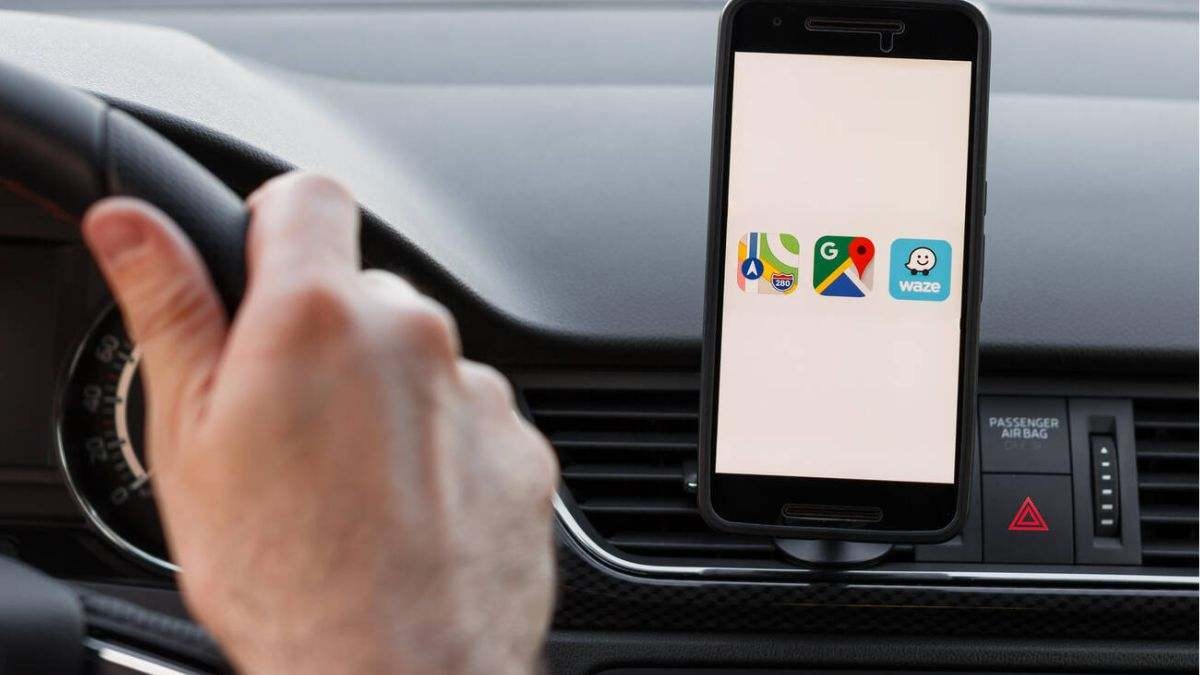 Uno studio dimostra che chi usa Google Maps e Waze mentre guida ha più probabilità di essere multato