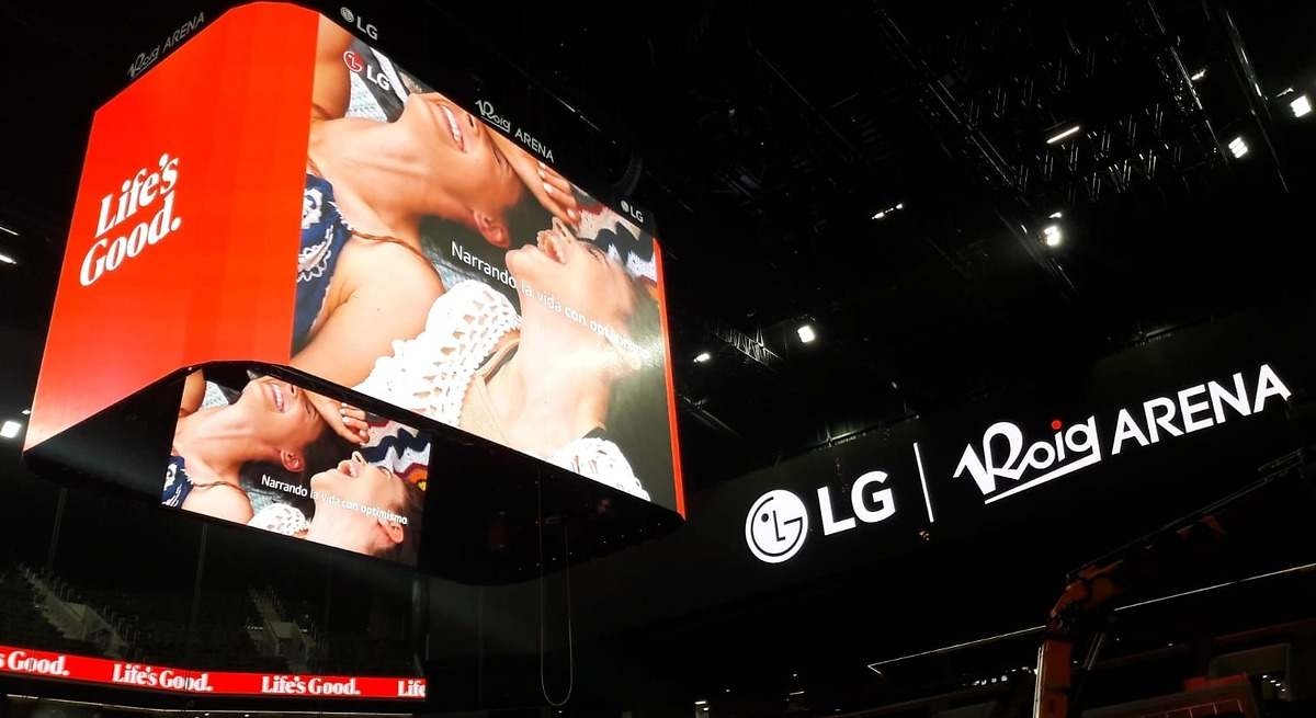 De Roig Arena beschikt nu over het grootste centrale videoscorebord van Europa: 250 m2 scherm en 9 ton.