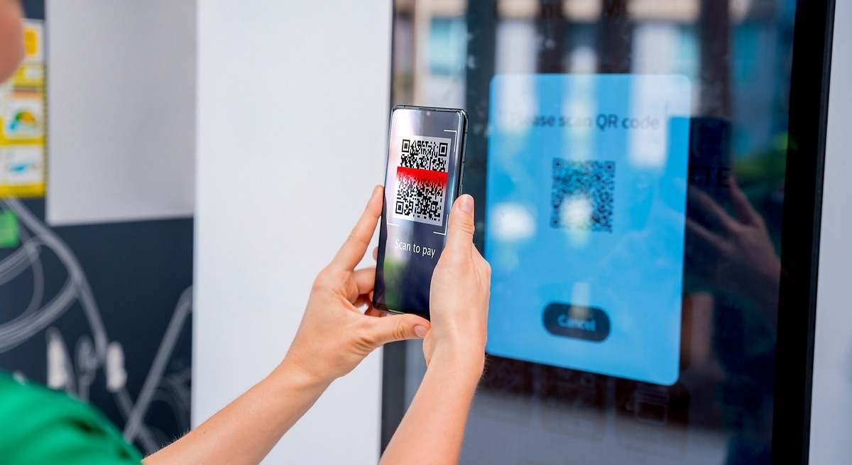 A OCU alerta contra golpes envolvendo códigos QR falsos em estações de carregamento de carros elétricos: "Verifique se é autêntico".