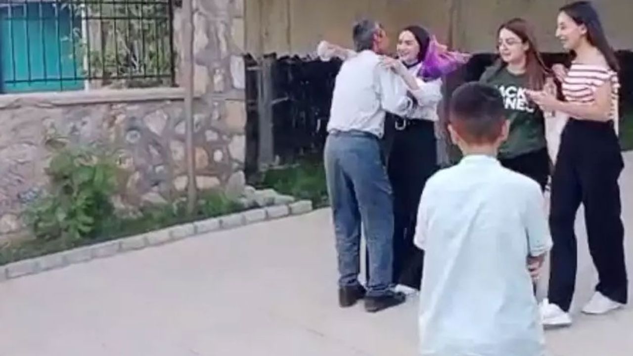 Her father welcomed her with flowers at the end of the YKS exam! Çimen got into her dream department