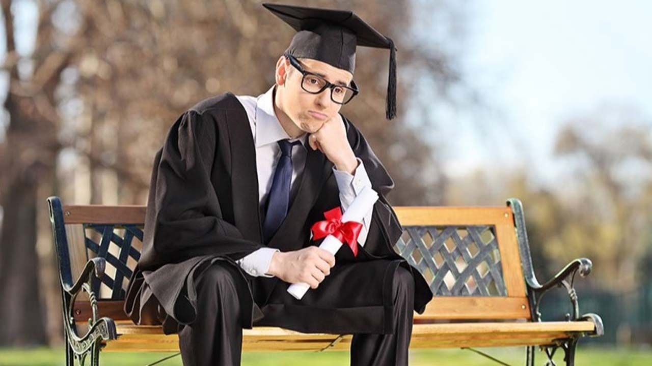 ¡Este es el siglo turco! Los universitarios desempleados aspiran a ser camareros.