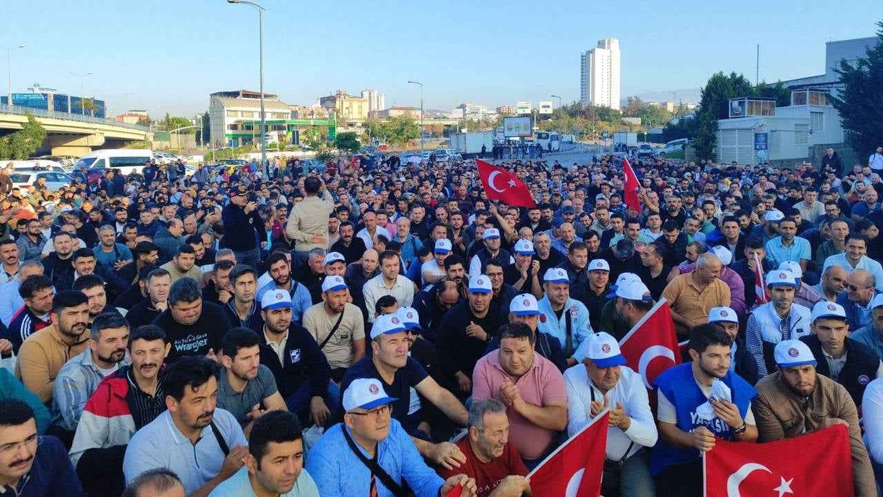 İktidar 'bakanın yurt dışı gezisi' gerekçesiyle TİS sürecini erkene aldı