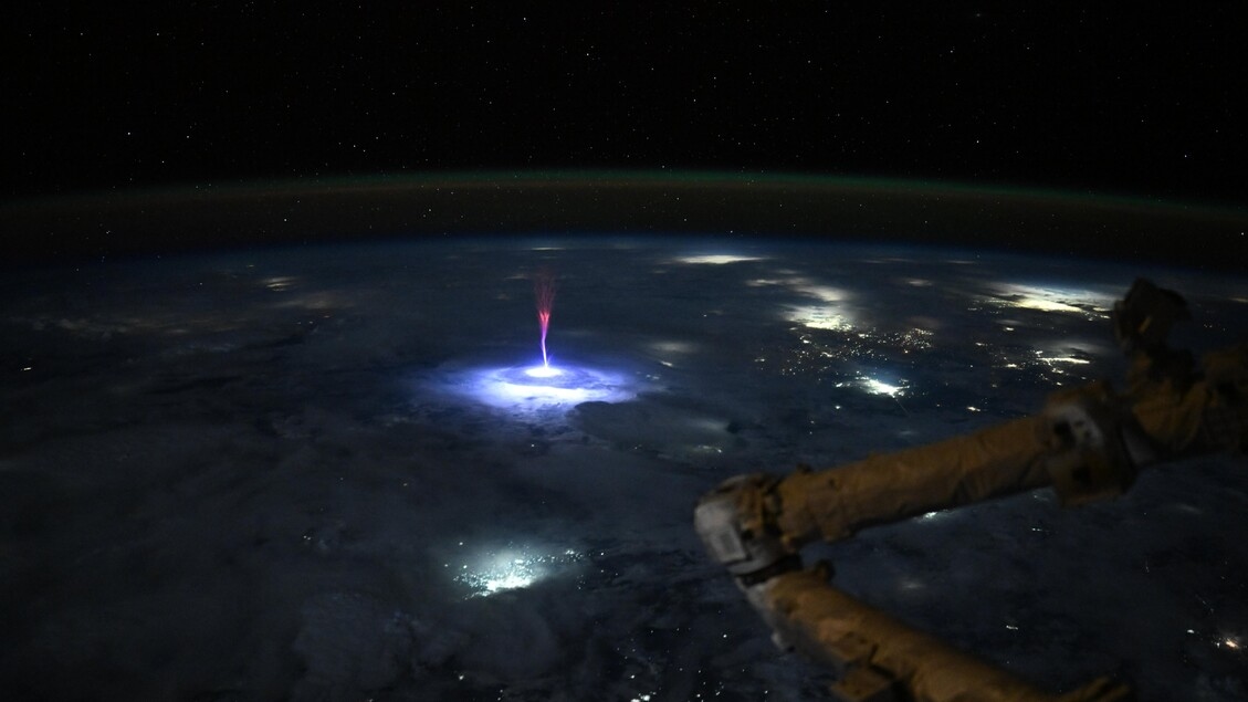 Un spectre rouge photographié depuis la station spatiale