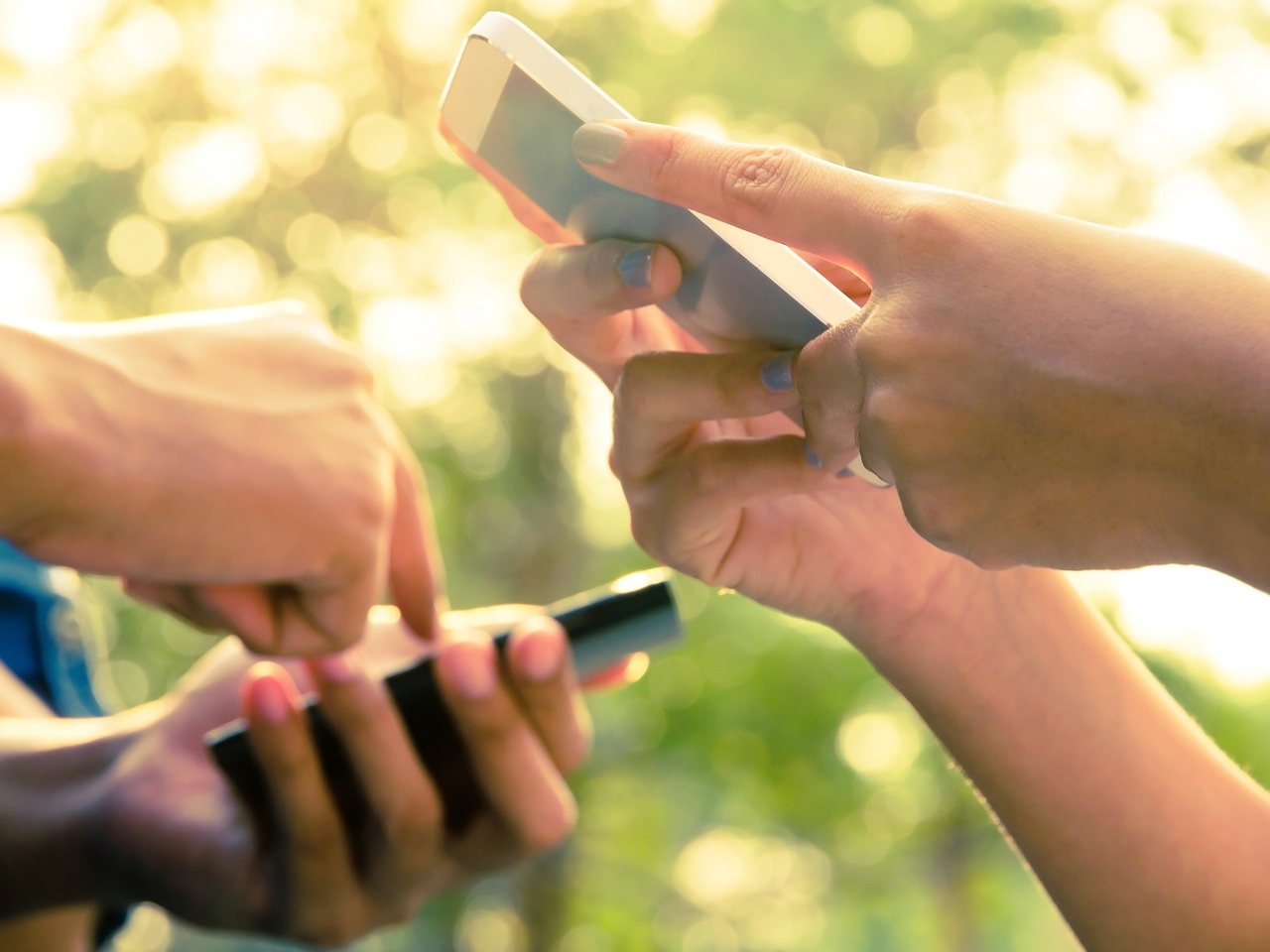 Qué características debe tener un celular de gama media para rendir bien todos los días, según un experto