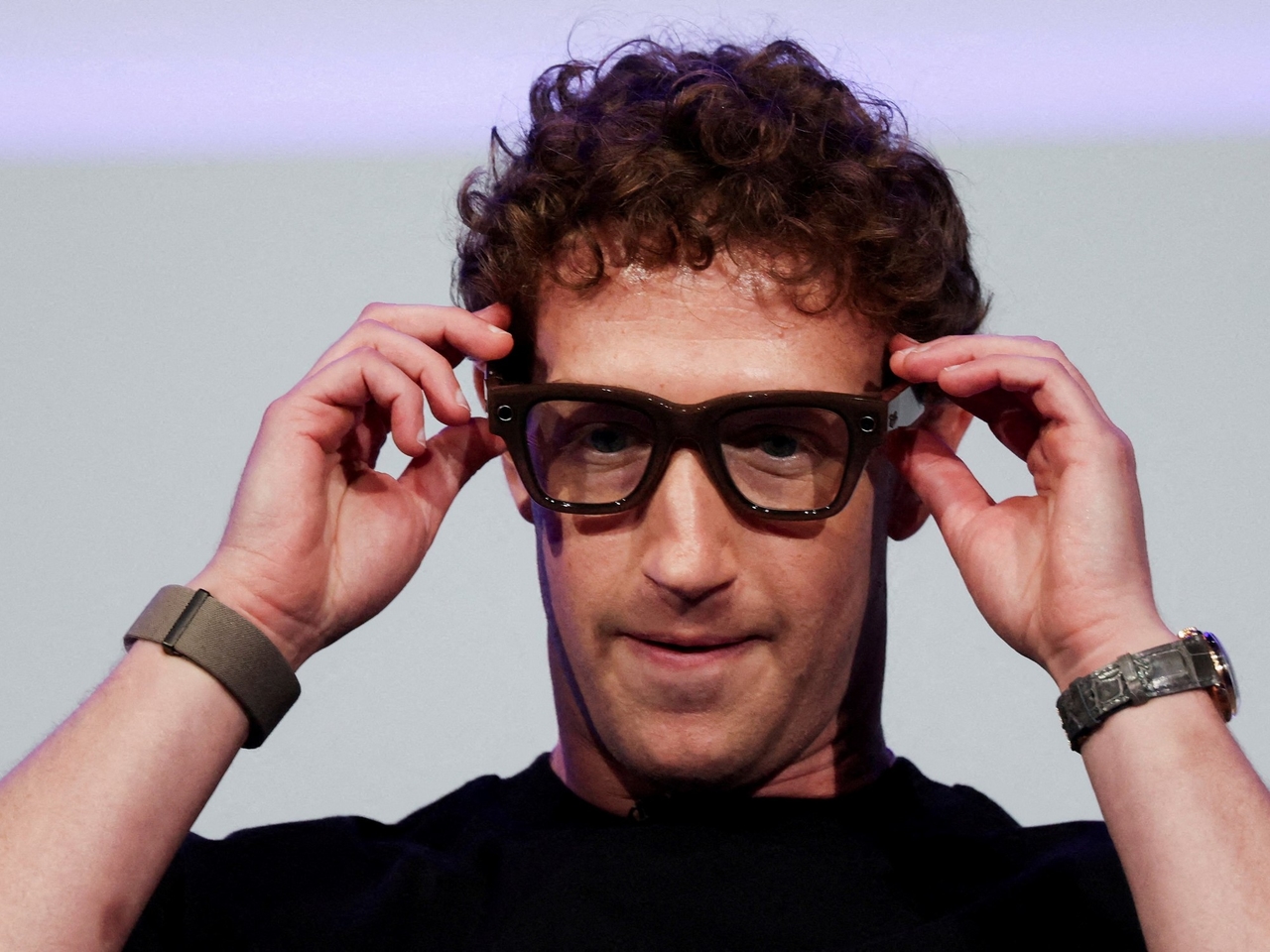Ray-Ban Display: Zuckerberg wypuścił inteligentne okulary z ekranem, zapowiadając początek ery postmobilnej i przeżywając przy tym niezręczną sytuację.