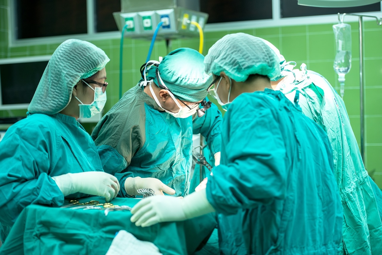 Cirurgia percutânea minimamente invasiva: a Campania lidera a revolução na cirurgia do pé.