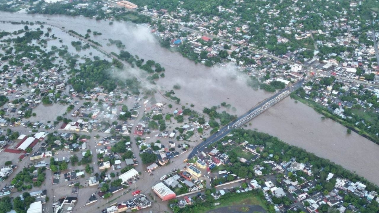 In Veracruz sind bereits vier Menschen durch Regen ums Leben gekommen. Derzeit wird versucht, eine Luftbrücke zu den abgelegenen Gebieten zu bauen.