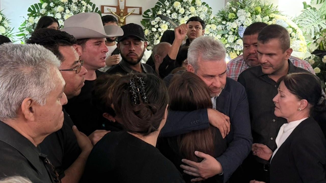 “Moordenaar!”: gouverneur van Michoacán uitgejouwd en weggejaagd bij begrafenis Carlos Manzo (video's)