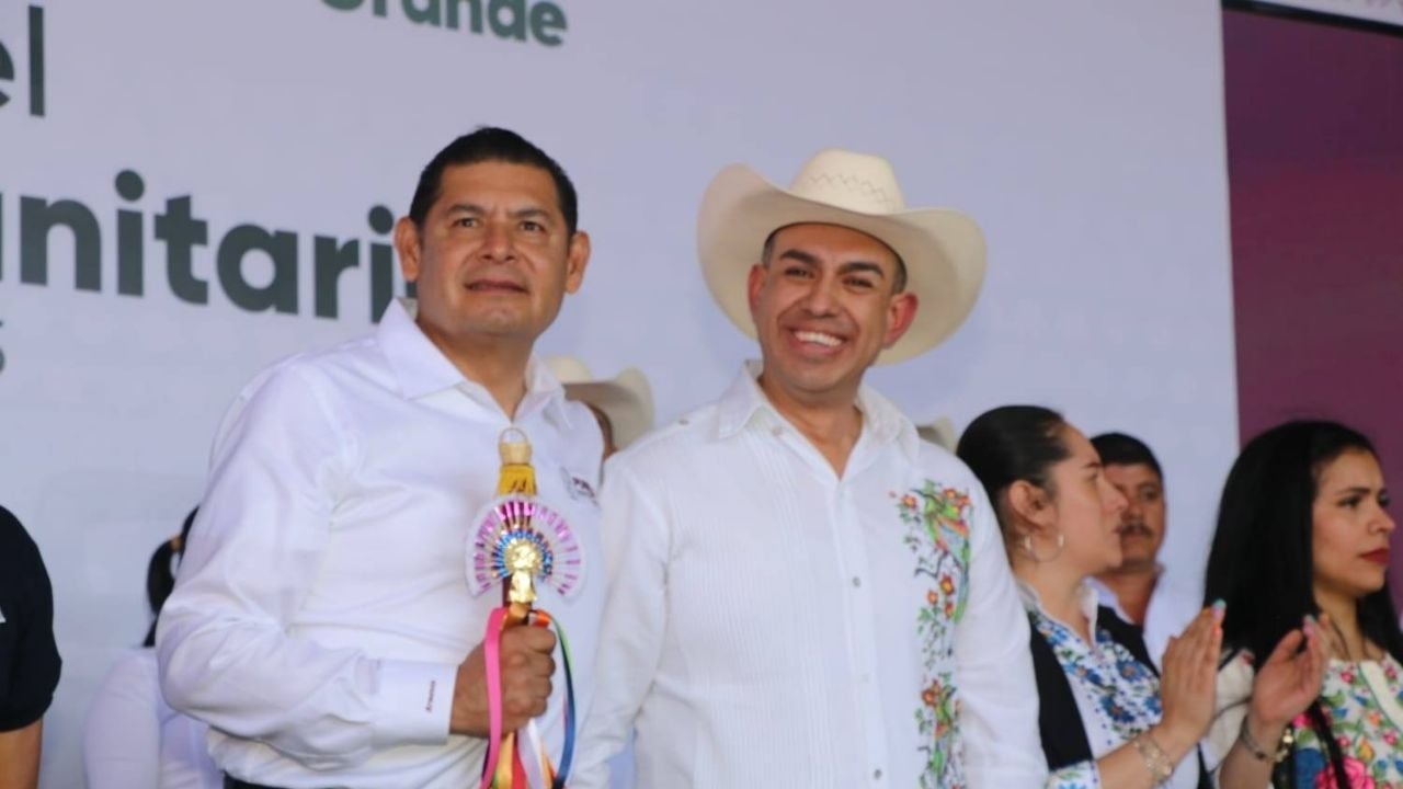 Narkotyki i broń znalezione w posiadłości burmistrza Moreny w Cuautepan, Puebla.