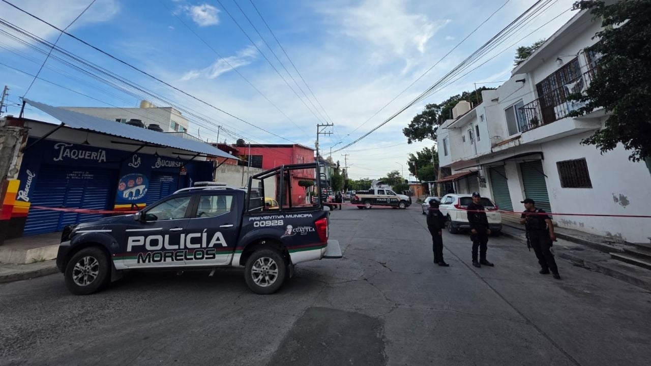 The secretary general of the Cuautla city council was shot and transported by air ambulance.