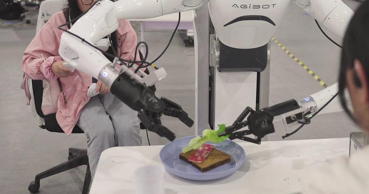 El robot chino que hace un sándwich de salami y luego se pone una bufanda: el vídeo