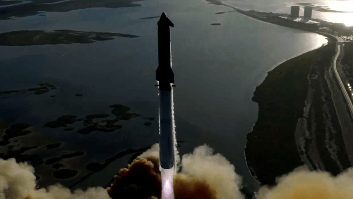 Statek kosmiczny SpaceX Starship wykonał mały krok w stronę Księżyca, udanie wodując