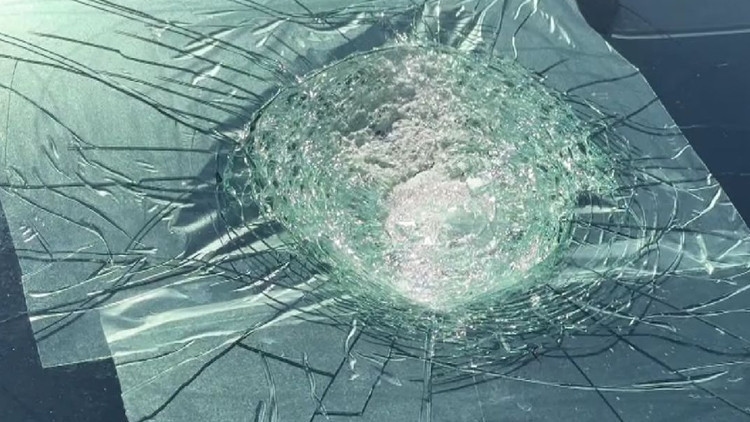 Ist ein Tesla auf der Autobahn von einem Meteor getroffen worden?