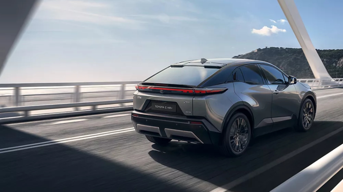 Toyota lanza el C-HR+, el nuevo SUV eléctrico que promete 609 km de autonomía y una batería para 1 millón de kilómetros