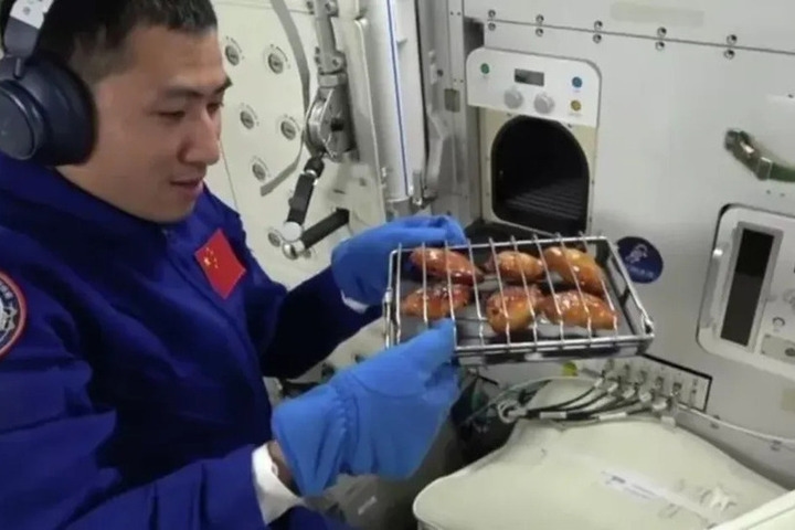 Chińscy astronauci piekli mięso w warunkach zerowej grawitacji.